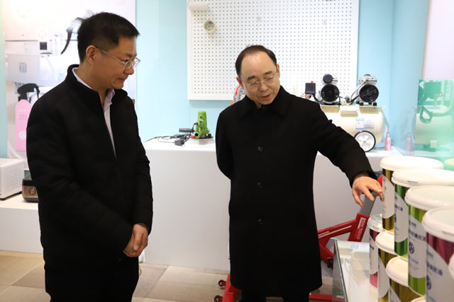 河间市委常委、市政府党组副书记、常务副市长王占强一行莅临富思特考察指导新材料技术推广服务